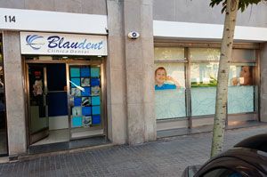 clinica entrada clínica dental en la Sagrera en Barcelona entrada de la clínica